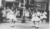 Maypole Dancing : 1930s - click for full size image