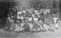Hampsthwaite village school photo of around 1921. Dorothy Vivien Breaks is the tall girl third from the right on the back row. - click for full size image